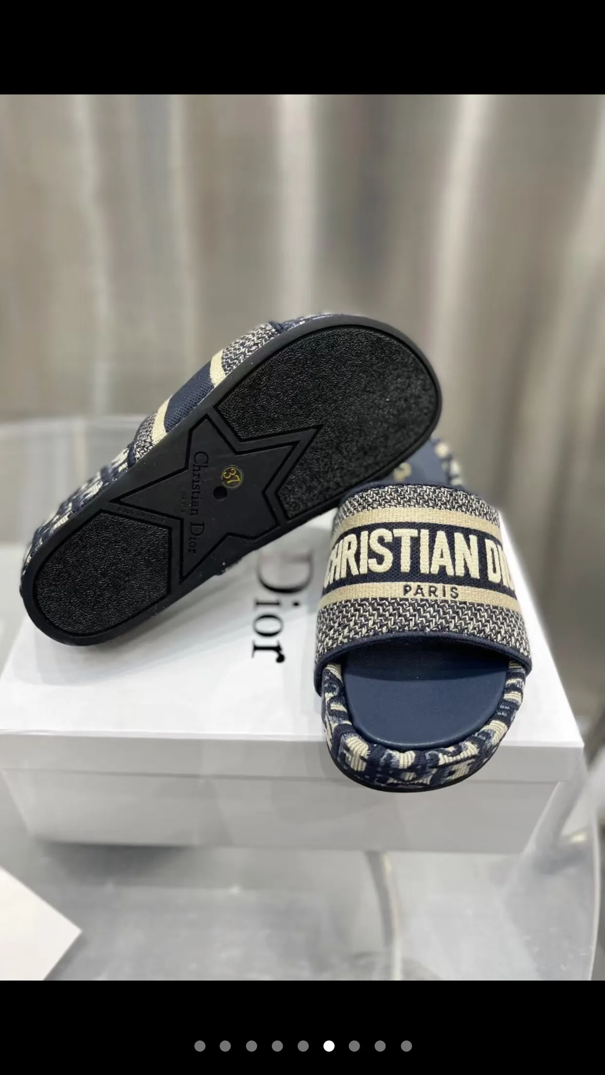 👟👟Ex-factory price p400👟👟 The classic best-selling style continues... 🎈The most popular pair of Dior DIOR wedge-heeled platform slippers DIORBLIQUE pattern jacquard embroidered prince, 🪡designed with classic logo embroidery craft elements. D’s most popular series in the past two years is really great! Super wow! 😘 Retro literary and fresh style, one of the must-have items in spring and summer 👏 💙Buy genuine products and reproduce them, synchronized with ten colors at the counter 💛High version of three-dimensional jacquard embroidered upper, cowhide lining 💚Original molded custom outsole, non-slip and wear-resistant Heel height: 5Cm, long legs to wear Comes with a full set of exquisite packaging Code number: 34-43 (34, 41, 42, 43 are custom-made and cannot be returned or exchanged)